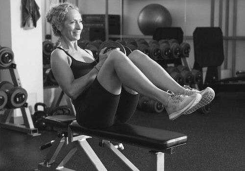 woman doing crunches on bench - black and white